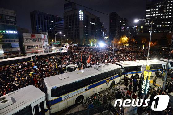 박근혜 대통령 퇴진을 요구하는 민중총궐기 대회가 열린 12일 밤 서울 경복궁역 네거리에서 청와대 방향으로 행진하려는 시민들이 경찰과 대치하고 있다. 2016.11.12./뉴스1 © News1 구윤성 기자