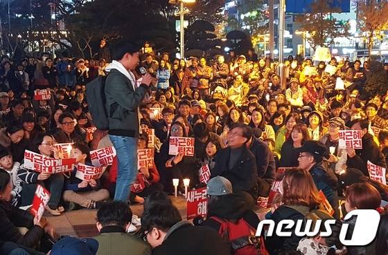12일 울산 촛불집회에서 발언하는 중학생.2016.11.12./뉴스1© News1 김형열기자