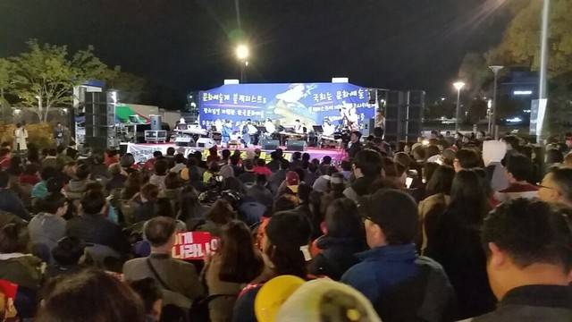 12일 오후 6시 광주 금남로 5.18민주광장에서 광주민예총 주최로 시작된 민족예술제는 `박근혜 규탄 시민대회'로 바뀌었다.