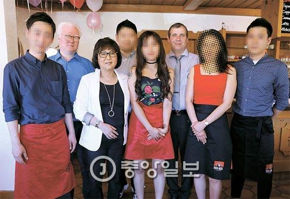 지난 6월 23일 비덱 타우누스 호텔 개업 파티에서 기념 촬영한 최순실씨 일행. 왼쪽부터 정유라씨의 남편으로 추정되는 남성, 최씨의 독일행을 도운 ‘총괄 집사’ 데이비드 윤, 최씨, 한국인 수행원, 정씨, 정씨의 승마코치 겸 비덱스포츠 대표인 크리스티안 캄플라데, 호텔 지배인 박모씨, 한국인 수행원.