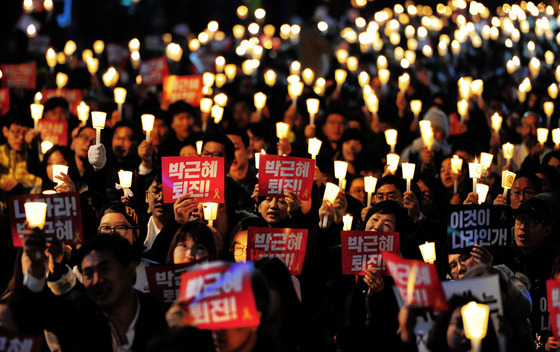 12일 서울 중구 서울광장에서 최순실 사태를 규탄하고 대통령 퇴진을 촉구하는 대규모 민중총궐기 대회가 열린다. 주최 측은 이날 최소 30만~50만명, 경찰은 16만~17만명 인파가 몰릴 것으로 내다봤다. 사진은 5일 집회 모습. / 사진제공=뉴스1