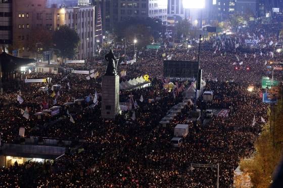박근혜 대통령 퇴진을 요구하는 민중총궐기 대회가 열린 12일 오후 서울 광화문 광장에서 서울광장까지 주최측 추산 100만명의 인파가 몰려 있다. 2016.11.12/뉴스1