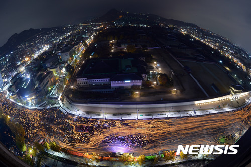 【서울=뉴시스】사진공동취재단 = '최순실 게이트' 진상규명과 박근혜 대통령 퇴진 촉구 3차 촛불집회가 열린 12일 오후 참가자들이 박 대통령 퇴진을 촉구하며 청와대를 향해 행진하고 있다. 2016.11.12.   photo@newsis.com