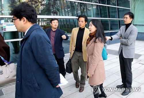 청와대 인근 구간 행진 금지 집행정지 공판 마친 참여연대      (서울=연합뉴스) 황광모 기자 = 경찰의 청와대 인근 구간 행지 금지에 대해 행정법원에 집행정지를 신청한 참여연대 관계자들이 12일 오전 서울 양재동 서울행정법원에서 공판에 참가한 뒤 법정에서 나오고 있다.  참여연대는 경찰의 조건 통보에 민중총궐기투쟁본부를 대리해 서울행정법원에 취소 소송과 집행정지 신청을 11일 제기했다. 참여연대 관계자는 "담당 판사가가 12일 오후 관련 결정을 내릴 것"이라 밝혔다. 2016.11.12      hkmpooh@yna.co.kr