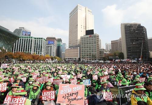 노동자로 가득찬 서울광장      (서울=연합뉴스) 김도훈 기자 = 12일 오후 서울광장에서 열린 공공운수노조 사전집회에서 참석자들이 대통령 퇴진 촉구 구호를 외치고 있다. 2016.11.12      superdoo82@yna.co.kr