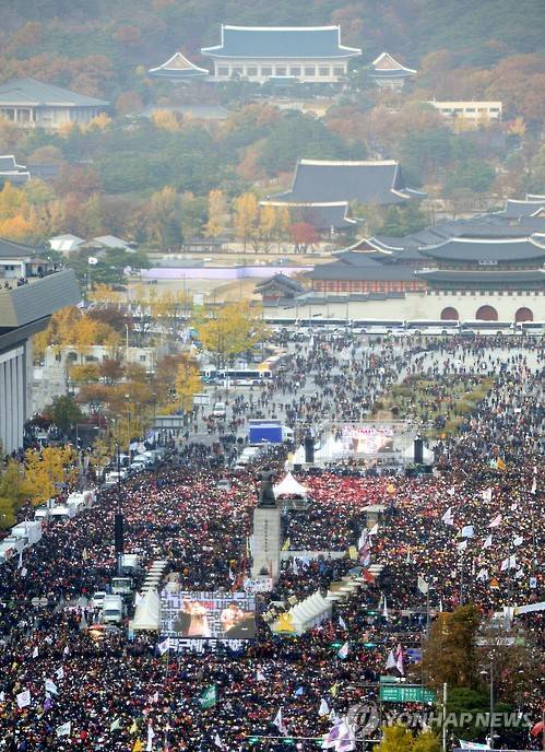 박 대통령 퇴진 요구하며 광장 메운 시민들      (서울 사진공동취재단=연합뉴스) 박근혜 대통령 퇴진을 요구하는 민중총궐기 대회가 열린 12일 오후 대회에 참가한 시민들이 서울 광화문광장에서 시청광장까지 가득 채우고 있다. 청와대가 멀리 보인다.