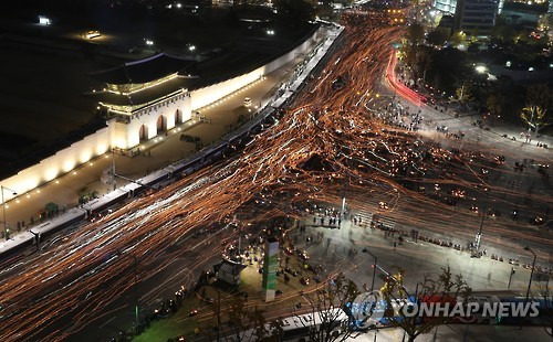 청와대 향하는 촛불들      (서울=연합뉴스) 이진욱 기자 = 2016년 민중총궐기 대규모 집회가 열린 12일 오후 서울 광화문 앞에서 시민들이 대통령 퇴진을 촉구하며 청와대 방향으로 행진하며 경복궁 앞을 지나가고 있다.