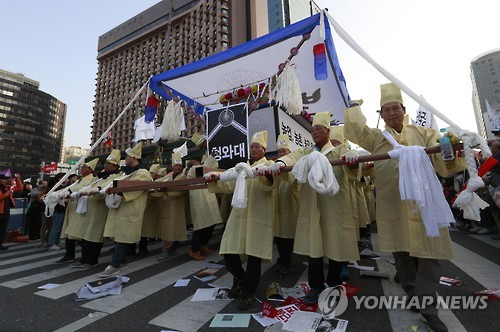 박근혜 대통령 퇴진 촉구 상여 행진      (서울=연합뉴스) 한종찬 기자 = 12일 오후 서울광장에서 열린 박근혜 대통령 퇴진을 위한 민중총궐기 집회에 참가한 사람들이 상여를 메고 행진하고 있다.