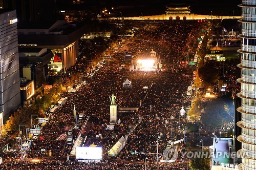 수십만 촛불들      (서울 사진공동취재단=연합뉴스) 2016년 민중총궐기 대규모 집회가 열린 12일 오후 서울 광화문광장에서 시청 앞 광장을 가득 메운 시민들이 박근혜 대통령 퇴진을 촉구하며 촛불을 밝히고 있다.