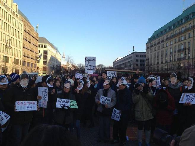 독일 베를린 브란덴부르크 문이 있는 파리저광장에서 12일 박근혜 퇴진 촉구 집회가 열린 가운데, 교민들이 박근혜, 최순실 가면을 쓰고 최순실이 박근혜를 조종하는 꼭두각시 퍼포먼스도 벌였다. 베를린/송호진 기자