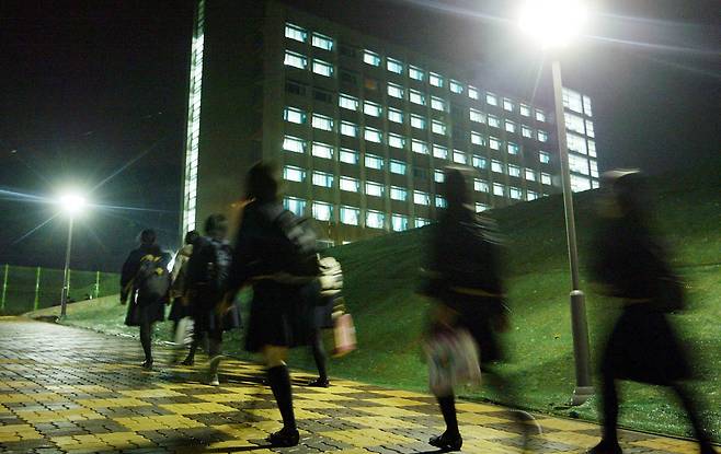 외대부고 학생들이 수업을 마치고 기숙사로 돌아가고 있다. [사진=중앙포토]