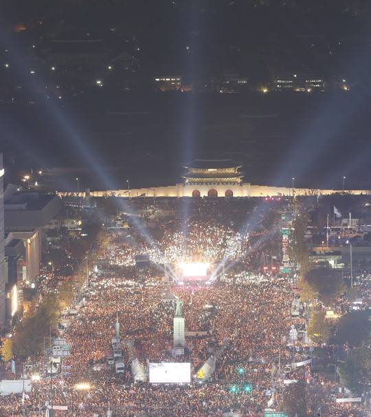 박근혜 대통령 퇴진을 요구하는 민중총궐기 대회가 열린 12일 광화문앞까지 가득메운 시민들이 촛불을 들고 있다.뒤로 청와대가 보인다. 사진공동취재단