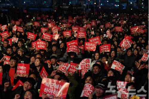 지난 12일 밤 서울 광화문광장에서 열린 박근혜 대통령 하야 촉구 촛불문화제에서 시민들이 구호를 외치고 있다. (사진=박종민 기자)