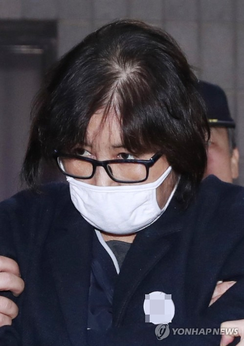 '비선실세' 최순실의 눈빛      (서울=연합뉴스) 한종찬 기자 = '국정농단' 의혹으로 구속된 '비선실세' 최순실 씨가 13일 새벽 서울 서초동 서울중앙지검에서 조사를 마친 뒤 구치소로 돌아가기 위해 호송차에 오르고 있다.