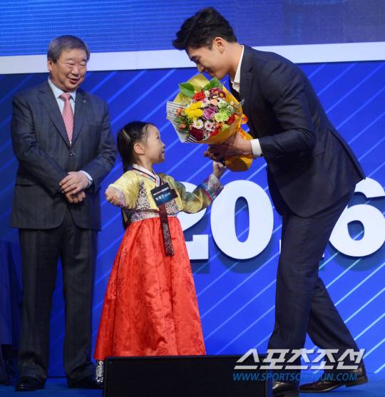 2016 KBO 시상식이 14일 더케이호텔 그랜드볼룸에서 열렸다. 도루상을 수상한 삼성 박해민이 동생과 기쁨을 나누고 있다.  시상식에서는 정규시즌 MVP와 신인상 및 개인 부문별 1위 선수에 대한 시상이 진행된다.  양재동=허상욱 기자 wook@sportschosun.com/2016.11.14/