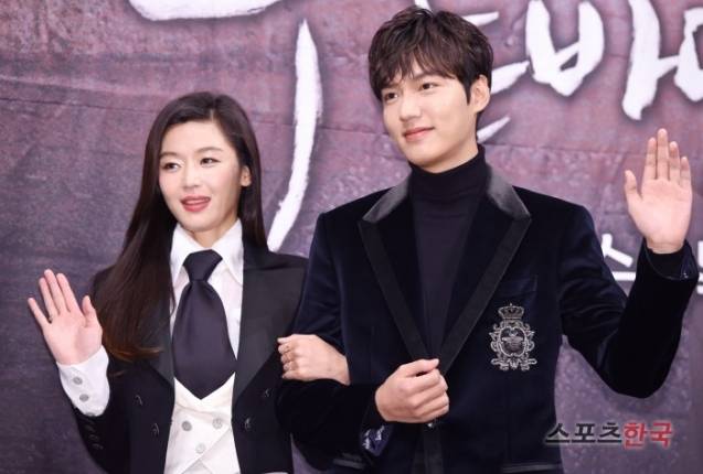 배우 전지현과 이민호가 14일 오후 서울 강남구 임피리얼팰리스호텔에서 SBS 새 수목드라마 '푸른 바다의 전설'(극본 박지은, 연출 진혁) 제작발표회에 참석하고 있다. 사진=이혜영 기자 lhy@hankooki.com