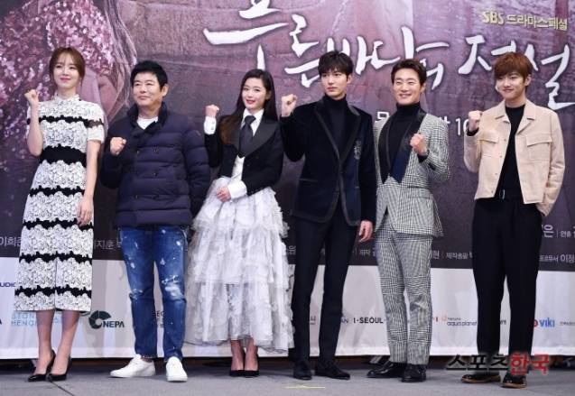 배우 신혜선, 성동일, 전지현, 이민호, 이희준, 신원호가 14일 오후 서울 강남구 임피리얼팰리스호텔에서 열린 SBS 새 수목드라마 '푸른 바다의 전설'(극본 박지은, 연출 진혁) 제작발표회에 참석하고 있다. 사진=이혜영 기자 lhy@hankooki.com