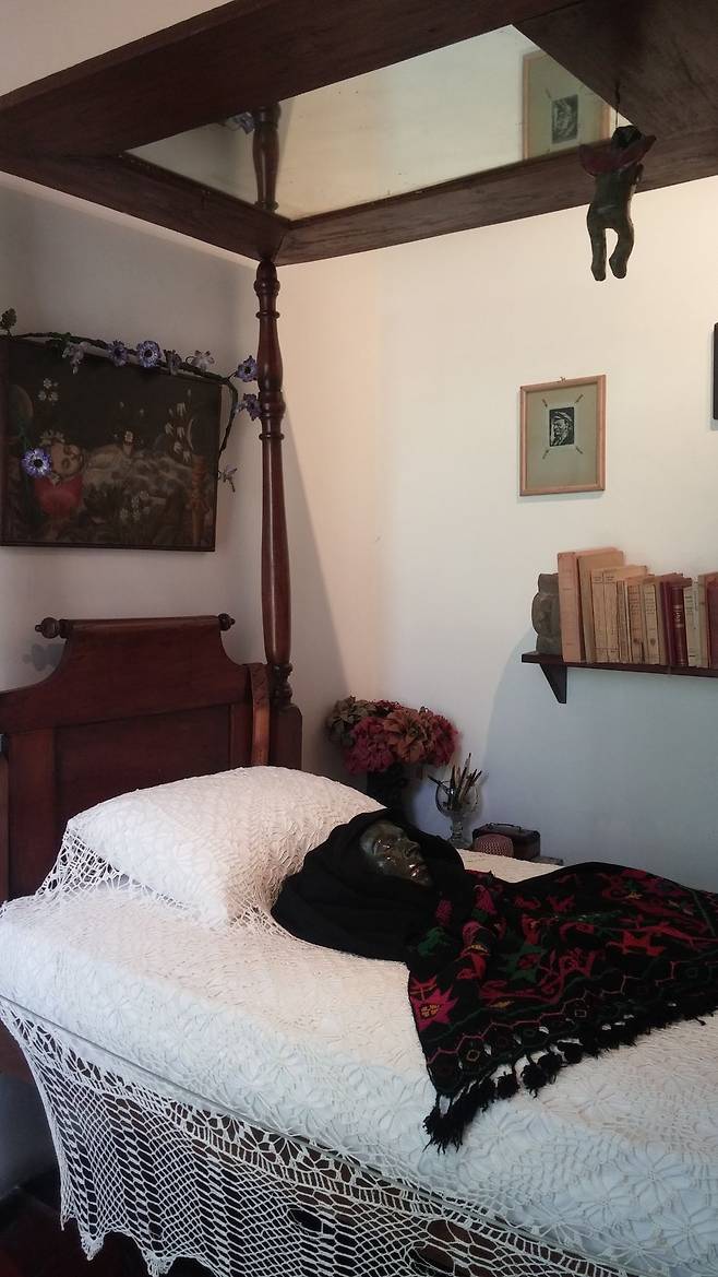 까사 아술 프리다 칼로의 침실.