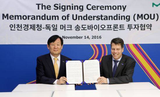 이영근 인천경제자유구역청장(오른쪽)과 미하엘 그룬트(Michael Grund) 한국 머크 대표이사가 14일 송도국제도시 IT센터에서 투자협약을 체결한뒤 기념촬영을 하고 있다. 인천경제자유구역청 제공