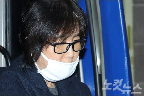 '직권남용'으로 구속된 최순실씨가 4일 오전 검찰 조사를 받기 위해 서울 서초구 서울중앙지검에 들어서고 있다. 이한형기자