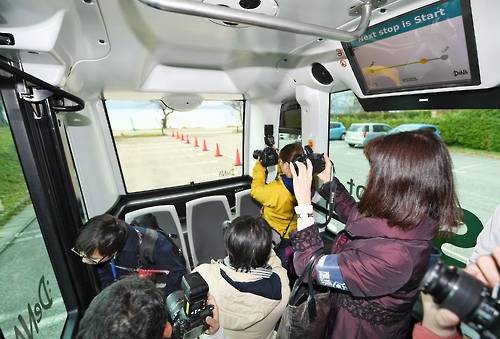[센보쿠(일 아키타현) 교도=연합뉴스 자료사진] 13일 실증실험 뒤 보도진을 태우고 주차장 내를 주행하는 자율주행버스.