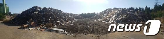 15일 오후 서귀포시 색달동 남부광역소각장에 처리되지 못한 폐목재들이 오름처럼 쌓여 있다.2016.11.15./뉴스1 © News1 오미란 기자