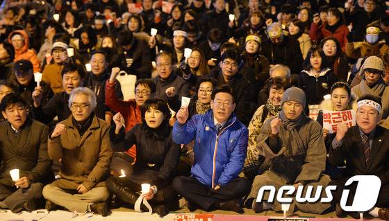 이재명 성남시장이 15일 오후 경기도 성남시 분당구 야탑역 광장에서 열린 박근혜 대통령 퇴진 성남시민대회에서 구호를 외치고 있다. 2016.11.15/뉴스1 © News1 이재명 기자