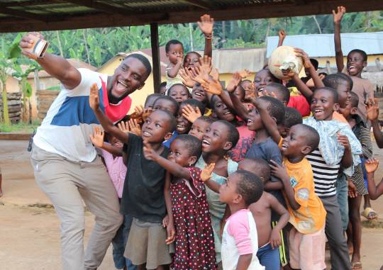 아이들과 즐거운 추억을 만들고 있는 샘 오취리. ⓒ월드비전