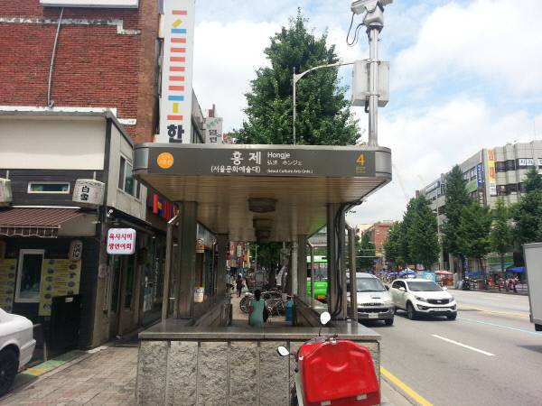 역명 병기 시범사업 중인 서울 지하철 3호선 홍제역. 서울시 제공