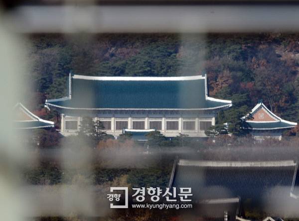 창살 너머 청와대 15일 서울시청 옆 서울도서관 옥상 철제 난간 뒤편으로 청와대 건물이 보인다. 박근혜 대통령이 ‘최순실 게이트’ 검찰 수사에 대비해 선임한 유영하 변호사는 이날 검찰이 통보한 조사 시기를 늦춰달라고 요구했다.  서성일 기자 centing@kyunghyang.com