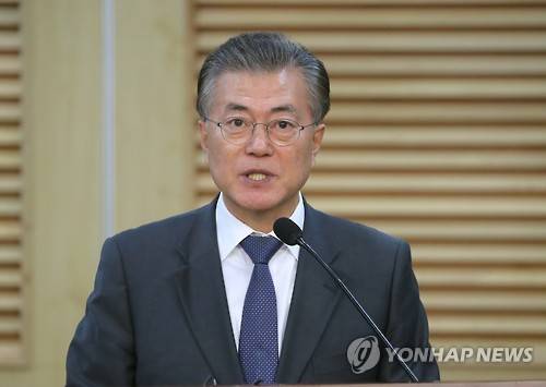 문재인, '박 대통령 퇴진운동 돌입"      (서울=연합뉴스) 이정훈 기자 = 더불어민주당 문재인 전 대표가 15일 오후 국회 의원회관에서 '최순실 게이트 국정농단 사건'과 관련, 대국민 기자회견을 열고 "박근혜 대통령의 조건없는 퇴진 선언 때까지 퇴진운동에 돌입할 것"이라고 밝히고 있다.