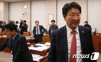 16일 서울 여의도 국회에서 열린 법제사법위원회 전체회의에서 권성동 위원장이 ‘박근혜 정부 최순실 국정농단 규명 특별검사 임명법안’을  법사위 2소위에서 다시 법안을 심사하게 한 뒤 회의장을 나서고 있다. 2016.11.16/뉴스1 © News1 허경 기자
