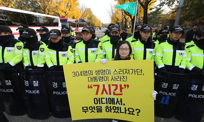 세월호 참사로 아들 임경빈군을 잃은 전인숙씨가 16일 오전 서울 종로구 청와대 들머리에서 분수대로 향하다 경찰에 막혀 있다. 전씨는 박근혜 대통령의 7시간 행적을 밝힐 것을 요구하는 1인 시위를 하려 했지만 경찰은 ‘7시간’이라는 문구를 문제 삼아 전씨의 길을 막았다. 김정효 기자 hyopd@hani.co.kr