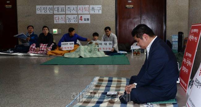 [사진=새누리당 이용원(오른쪽) 중앙청년위원장이 16일 오전 서울 여의도 국회 새누리당 당 대표실 앞에서 이정현 대표의 사퇴를 반대하며 단식농성을 하고 있다./ 안훈 기자 rosedale@heraldcorp.com]