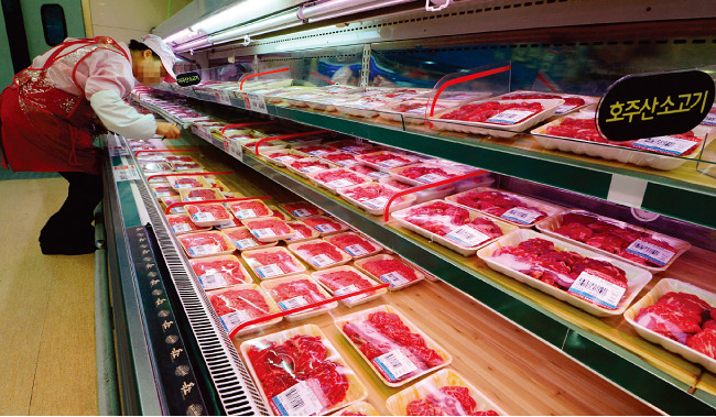 한우 대체재로 여겨지는 수입산 쇠고기도 수요 급증 현상으로 서서히 가격이 오르고 있다. [뉴스1]