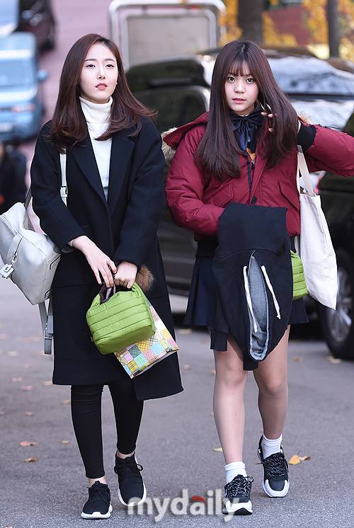 ▲신비,엄지 '시험장으로 입장'