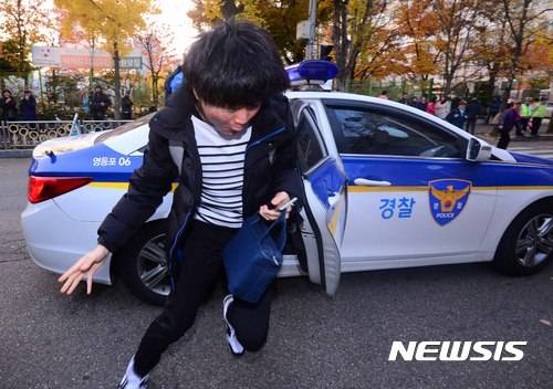 【서울=뉴시스】전신 기자 = 2017학년도 대학수학능력시험일인 17일 서울 영등포구 여의도고등학교에서 한 수험생이 경찰차에서 내려 시험장으로 들어서고 있다. 2016.11.17   photo1006@newsis.com