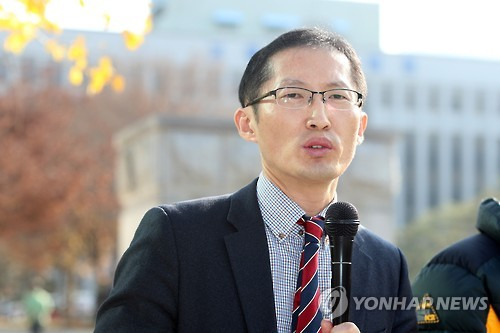입장 밝히는 약촌오거리 살인사건 변호인      (광주=연합뉴스) 정회성 기자 = 17일 오전 광주고등법원에서 열린 '익산 약촌오거리 살인사건' 재심에서 피고인 최모(32·당시 16)씨가 무죄를 선고 받았다. 이 사건 변호인 박준영 변호사가 광주 동구 지산동 광주고검 앞에서 기자회견을 하고 있다.