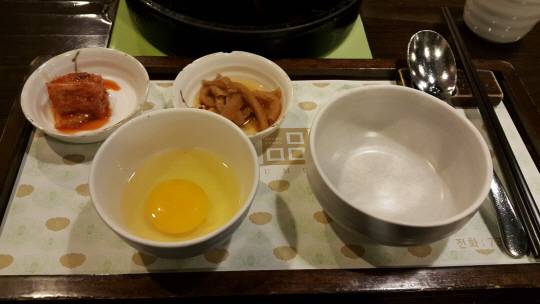 기본 스키야키 메뉴를 시키면 세팅되는 날계란과 밑반찬. 계란에 신선하다고 쓰여있는 것 같다. ‘어떻게 날 계란을 찍어 먹어?’라고 생각하는 사람들이 있겠지만, 좋은 계란이라 고소한 맛이 살아있어 처음 먹는 사람도 무난히 먹을 수 있을 것이다. /변재현 기자