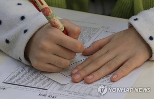 '점수는 비밀'      (서울=연합뉴스) 서명곤 기자 = 18일 오전 서울 서초구 서초고등학교에서 2017학년도 대학수학능력시험을 치른 수험생들이 가채점을 하고 있다.  2016.11.18      seephoto@yna.co.kr