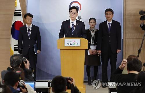 (서울=연합뉴스) 이진욱 기자 = 이준식 사회부총리 겸 교육부 장관이 18일 오전 서울 세종로 정부서울청사에서 '비선실세' 최순실씨의 딸 정유라씨의 '부정입학' 의혹 등과 관련한 이화여대 특별감사 결과를 발표하고 있다. 2016.11.18