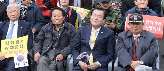 19일 오후 서울역광장에서 열린 보수단체의 박근혜 대통령 하야 반대 집회에 참석한 김경재(오른쪽 두 번째) 한국자유총연맹 중앙회장. 배우한 기자