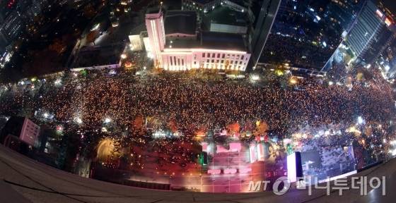 19일 오후 서울 광화문 광장과 세종대로 등 도심 일대에 박근혜 대통령 퇴진을 요구하는 촛불 시위대가 가득찼다. /사진=임성균 기자