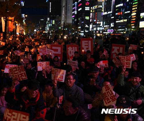 【울산=뉴시스】배병수 기자 = 19일 오후 울산롯데백화점광장에서 박근혜 대통령의 퇴진을 촉구하는 촛불집회가 열리고 있다. 2016.11.19.   bbs@newsis.com.