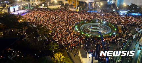 【광주=뉴시스】류형근 기자 = 19일 오후 광주 동구 5·18민주광장(옛 전남도청)에서 박근혜퇴진 광주시민운동본부 주관 '대통령 퇴진 촛불집회'가 열리고 있다. 이날 집회에는 오후 6시3분 기준 고교생과 가정 주부, 회사원 등 주최측 추산 3만명, 1만7000여명이 참석했다. 2016.11.19.   hgryu77@newsis.com
