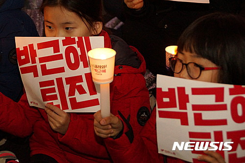 【안동=뉴시스】김진호 기자 = 19일 경북 안동시 문화의거리에서 열린 '박근혜 퇴진 안동시국대회'에서 어린 학생들이 '박근혜 퇴진'이란 피켓을 들고 있다.2016.11.19   kjh9326@newsis.com
