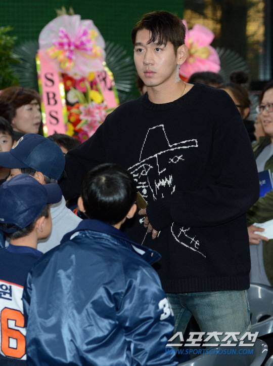 스포츠투아이가 운영하는 야구학교의 개교식이 20일 경기도 성남시 분당구 야탑동 투아이센터 1층 실내교육장에서 열렸다. 이대은이 개교식에 참석하고 있다.  이날 개교식에는 정대철 이용일 전 KBO총재, 김인식 WBC 대표팀 감독, 양해영 KBO 사무총장, 정진구 대한야구협회 관리위원장, 김승영 두산 사장, 이태일 NC사장 등 야구 관계자들이 참석했고 선동열 김영덕 박영길 백인천 성기영 이광환 강병철 윤동균 김용희 김시진 한대화 등 전직 프로야구 감독들과 이재환 전 일구회 회장, 김광철 전 KBO심판위원장 등 야구인들이 참석했다.   허상욱 기자 wook@sportschosun.com/2016.11.20/