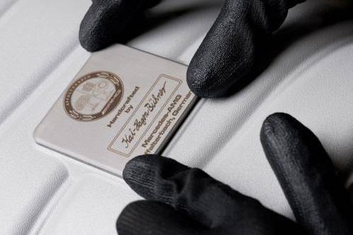 완성된 메르세데스 AMG 차량에 엔지니어의 이름이 붙은 플레이트를 붙이는 모습/메르세데스 벤츠 제공