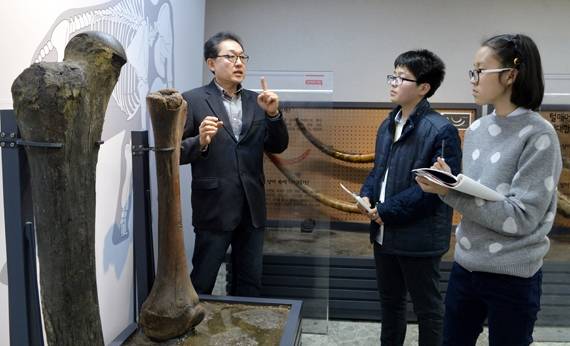 임종덕 팀장이 털매머드의 다리뼈에 난 날카로운 자국에 대해 설명하고 있다.