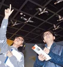 두 학생기자가 다양한 천연기념물을 살펴보고 있다.